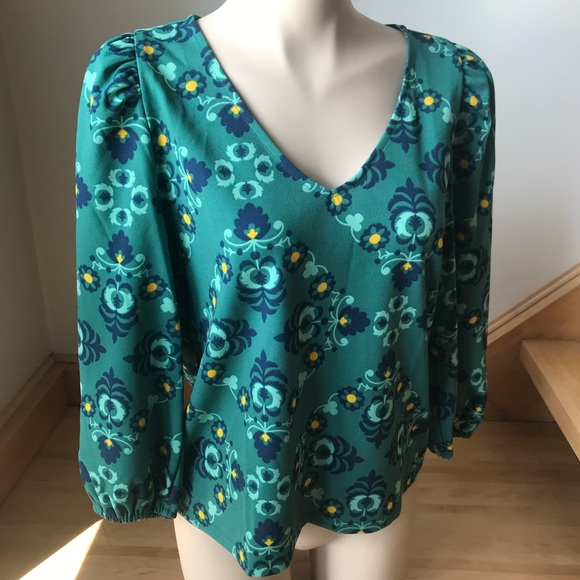 Ann Taylor Factory - NWT - Long sleeves top with cutes details - Picture 1 of 5